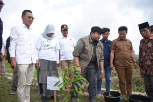 Bupati Tapsel Dukung Gerakan Giat Menanam Pohon Demi Suksesnya Program “Revolusi Hijau”