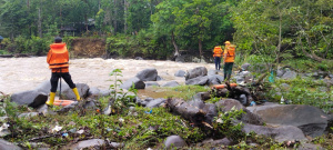 Sungai Parsariran Desa Hapesong Baru Kecamatan Batangtoru Tapsel Meluap 6 Orang Hanyut