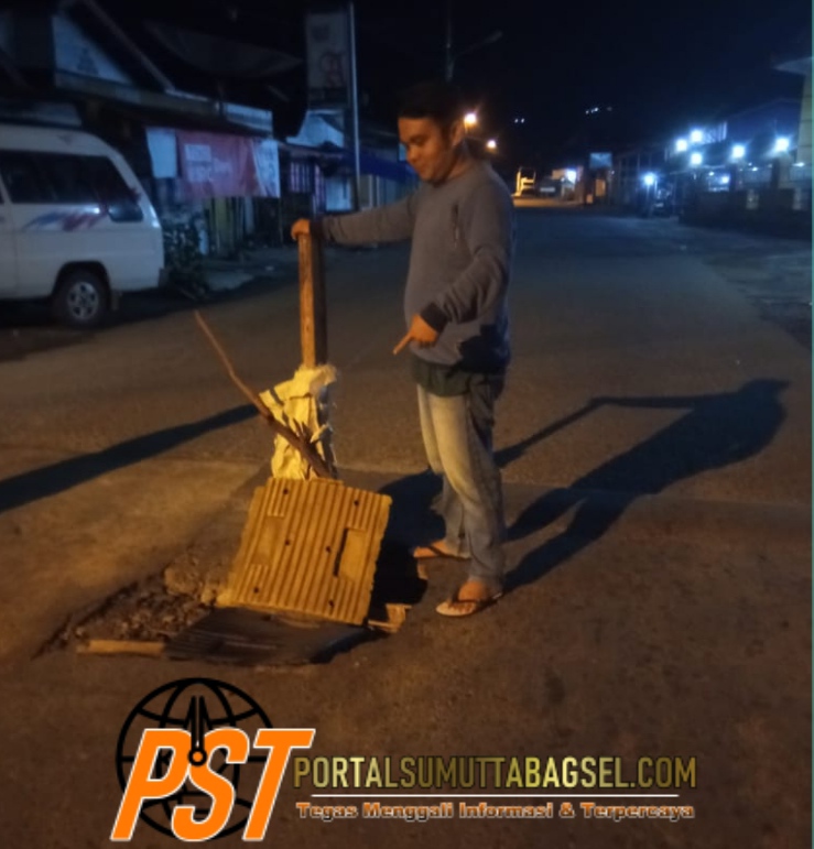 Warga kel.Tobat Dedi siregar berharap kepada pemkot P. Sidempuan agar cepat memperbaiki lobang yang ada ditengah jalan