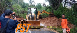 Diguyur Hujan 2 jam Jalan Provinsi Arse menuju Saipar Dolok Hole Longsor