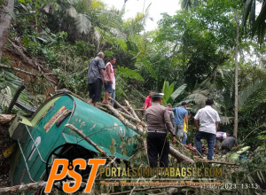 Diduga Rem Blong Truk Pengangkut CPO Terjun kejurang 15 Meter Di Desa Parsalakan