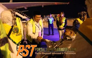 Antar Sampai Tangga Pesawat, Bupati Tapsel Lepas 194 JCH dari Bandara Kualanamu Menuju Jeddah