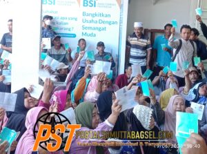 Ratusan Massa Anggota Koperasi Tondi Bersama Unjuk Rasa Di Kantor Cabang BSI Padangsidimpuan