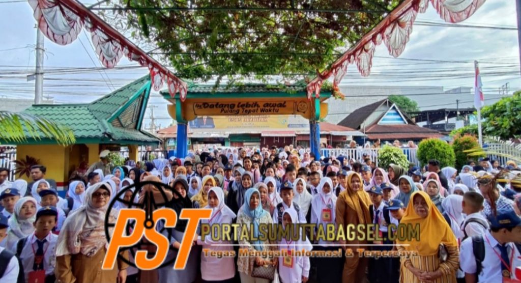 Hari Pertama Sekolah ditandai dengan Upacara Prosesi Penyematan Atribut di SMPN 1 Padangsidimpuan