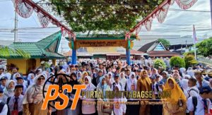 Hari Pertama Sekolah ditandai dengan Upacara Prosesi Penyematan Atribut di SMPN 1 Padangsidimpuan