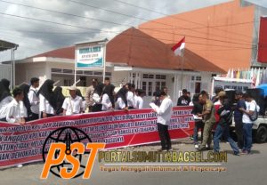 Puluhan Massa Gemas Kota Padangsidimpuan Unjuk Rasa Dihalaman Kantor KPU