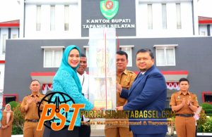 Berhasil Meraih Juara Umum Tingkat Provsu, Bupati Tapsel Serahkan Sejumlah Penghargaan Kepada Kades Dan PKK