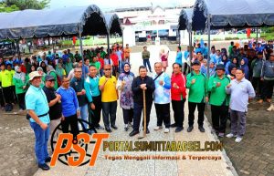 Bupati Dan Ketua TP PKK Tapsel Bersama Masyarakat Lakukan Gotong Royong