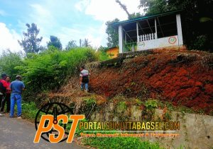 Akibat Pelebaran Jalan Tangga Menuju Makam Tuan Syeh Daud Pakpahan Terputus