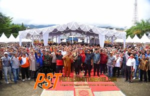 Bupati Dolly Minum Kopi Bersama Ribuan Masyarakat Tapsel