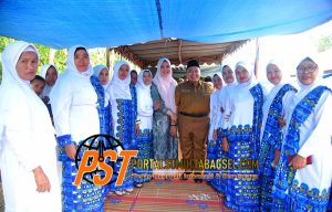 Bupati Tapsel Bersama Ketua TP PKK Hadiri Pengajian BKMT Di Desa Saro Godung