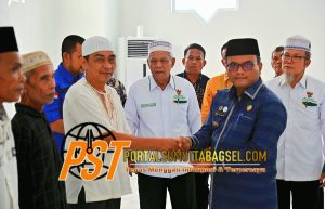 Pejabat Wali Kota Letnan Distribusikan ZIS Kepada 165 Mustahik