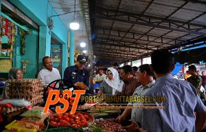 Pj Wali Kota Padangsidimpuan Bersama TPID Memantau Harga Pokok Pangan