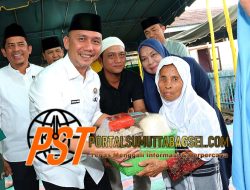 Bupati Tapsel Bagikan Bantuan Kepada Masyarakat Tantom Angkola di Ramadan Ke-9