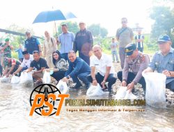 Bupati Tapsel Lakukan Penebaran Benih Ikan Nila Bersama Masyarakat Muara Purba Nauli dan Sori Manaon