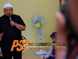 Bupati Tapsel Serahkan Bantuan dan Zakat Mal Ke BKM Masjid Babussalam Desa Panindoan