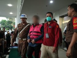 Tersangka RR Kepala Kanwil Bea Cukai Riau Mem-backing Penyelundupan Gula Dalam Perkara Impor Gula PT SMIP