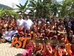 Bupati Tapsel Bagikan Susu Gratis ke Anak-anak Sekolah Dasar Negeri 101112 Sipange