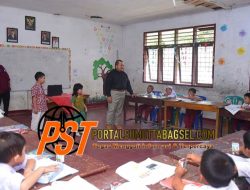 Bupati Tapsel Bagikan Susu Gratis di SD 100301 Pargarutan