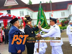 Pj Gubsu Serahkan Tunggul Kecamatan Terbaik I Tingkat Provinsi Sumut Ke Camat Sipirok