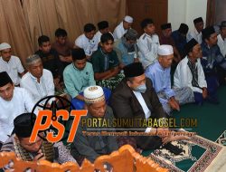 Bupati Dolly Pasaribu dan Keluarga Laksanakan Salat Idul adha Tanjung Dolok Tapsel