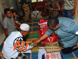 Bupati Dolly Pasaribu Santuni 2 Keluarga Korban Kebakaran di Desa Huta Holbung Tapsel
