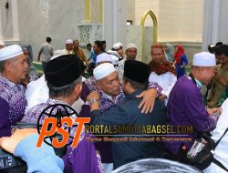 Bupati Dolly Pasaribu Sambut Kedatangan Jemaah Haji Tapsel