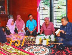 Bupati Tapsel Berikan Buku Surat Yasin Kepada Kelompok Ibu-ibu Perwiritan di Dusun Garonggang
