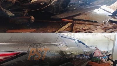 Kenderaan Mobil Dinas Wakil Ketua DPRD Padangsidimpuan Berinisial RN, Terbengkalai Usai Kecelakaan
