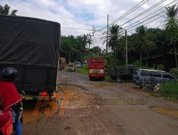 Jalan Baypass Padangsidimpuan Rusak Parah, Genangan Air dan Lubang Besar Hantui Pengendara