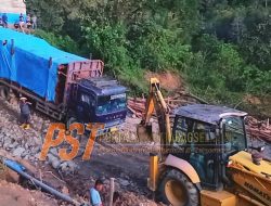 Jalan Rusak di Batu Jomba Tapanuli Selatan Mengakibatkan Truk Fuso Terjebak