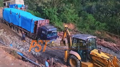 Jalan Rusak di Batu Jomba Tapanuli Selatan Mengakibatkan Truk Fuso Terjebak