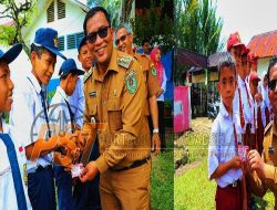 Plt Bupati Tapsel Bagikan KIA kepada Siswa-Siswi SD dan SMP di Angkola Timur