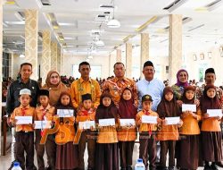 Pj. Wali Kota Padangsidimpuan Berikan Bantuan Kepada Siswa Berprestasi dan Kurang Mampu