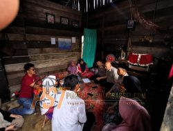 Kapolres dan Wakil II Ketua DPRD Padangsidimpuan Kunjungi Bocah Usus Keluar