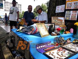Warga Padangsidimpuan Jual Koleksi Barang Kuno di Jalan Merdeka