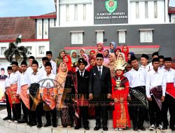 Bupati Tapsel Inspektur Upacara Peringatan Hardiknas 2025