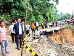 Bupati Tapsel Bergerak Cepat: Tinjau Lokasi Jalan Amblas, Koordinasi dengan DPR RI