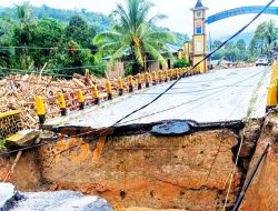 Jembatan Anggoli Putus Akibat Hujan Deras, Akses Tapsel-Tapteng Terputus