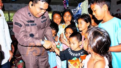 Adhyaksa Peduli Korban Banjir Madina, Plt Kajari Yos Ajak Pulihkan Keadaan Bersama