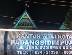 Bendera Merah Putih Tetap Berkibar di Kantor Wali Kota Padangsidimpuan Saat Malam