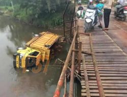 Sebuah Mobil Dump Truck terjun ke sungai Sosa di jembatan PTPN IV, Butuh Perhatian