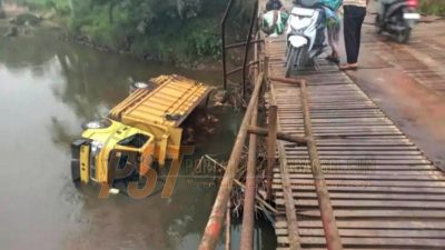 Sebuah Mobil Dump Truck terjun ke sungai Sosa di jembatan PTPN IV, Butuh Perhatian
